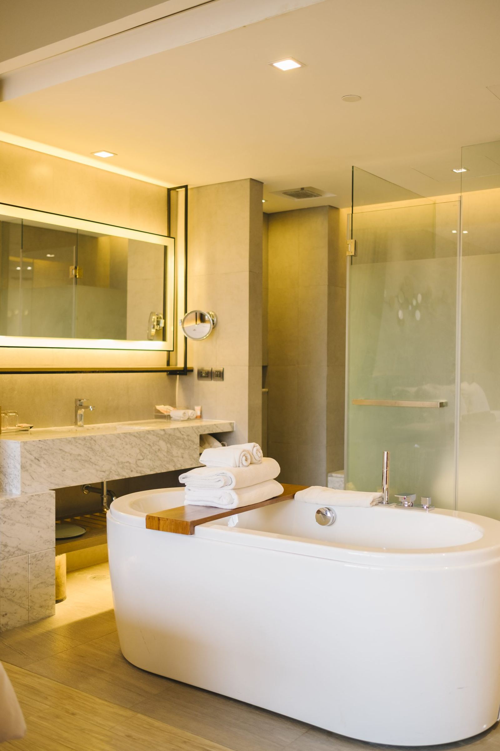 Badezimmer mit freistehender Badewanne