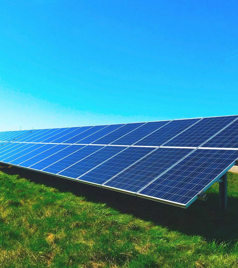 Photovoltaik-Module unter blauem Himmel
