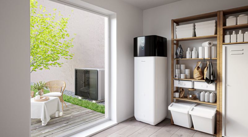 Indoor unit with storage tank in the plant room